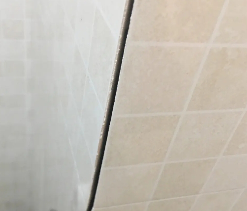 平潭瓷砖空鼓维修公司分享阳台瓷砖脱落的修复过程可以分为以下几个步骤