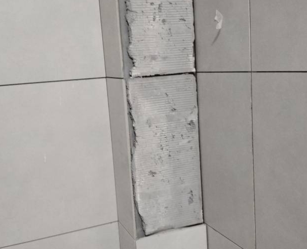 平潭瓷砖空鼓维修公司分享下瓷砖施工前基层浇水润湿程度不足，可能导致以下问题