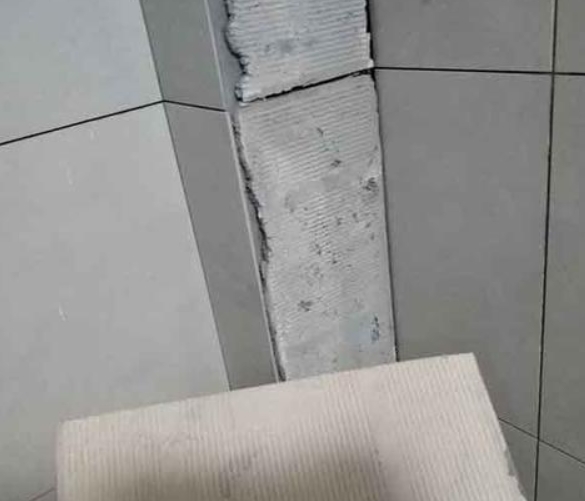 平潭瓷砖空鼓维修公司分享下厨房瓷砖脱落的补救措施。